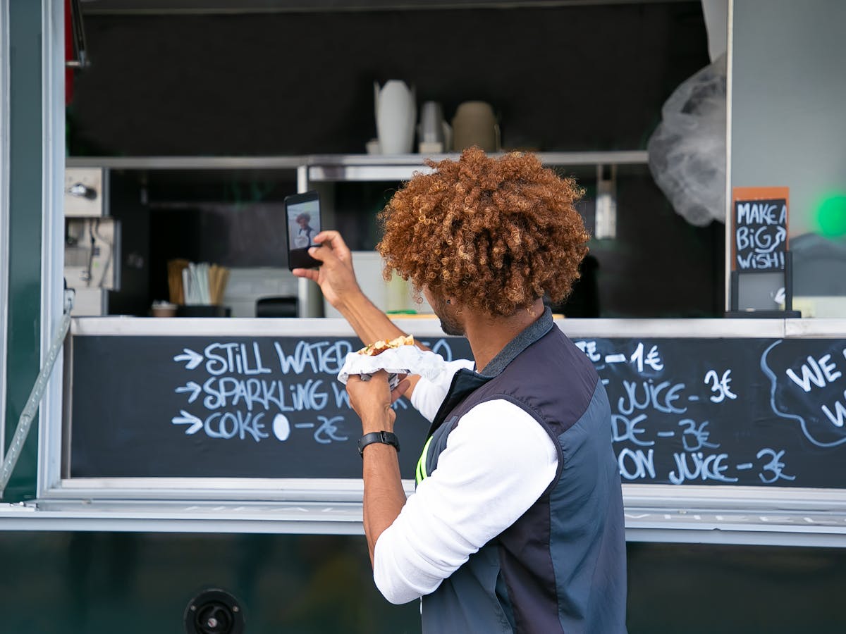 Smartphone displaying a weekly calorie summary chart from an AI nutrition tracking chatbot