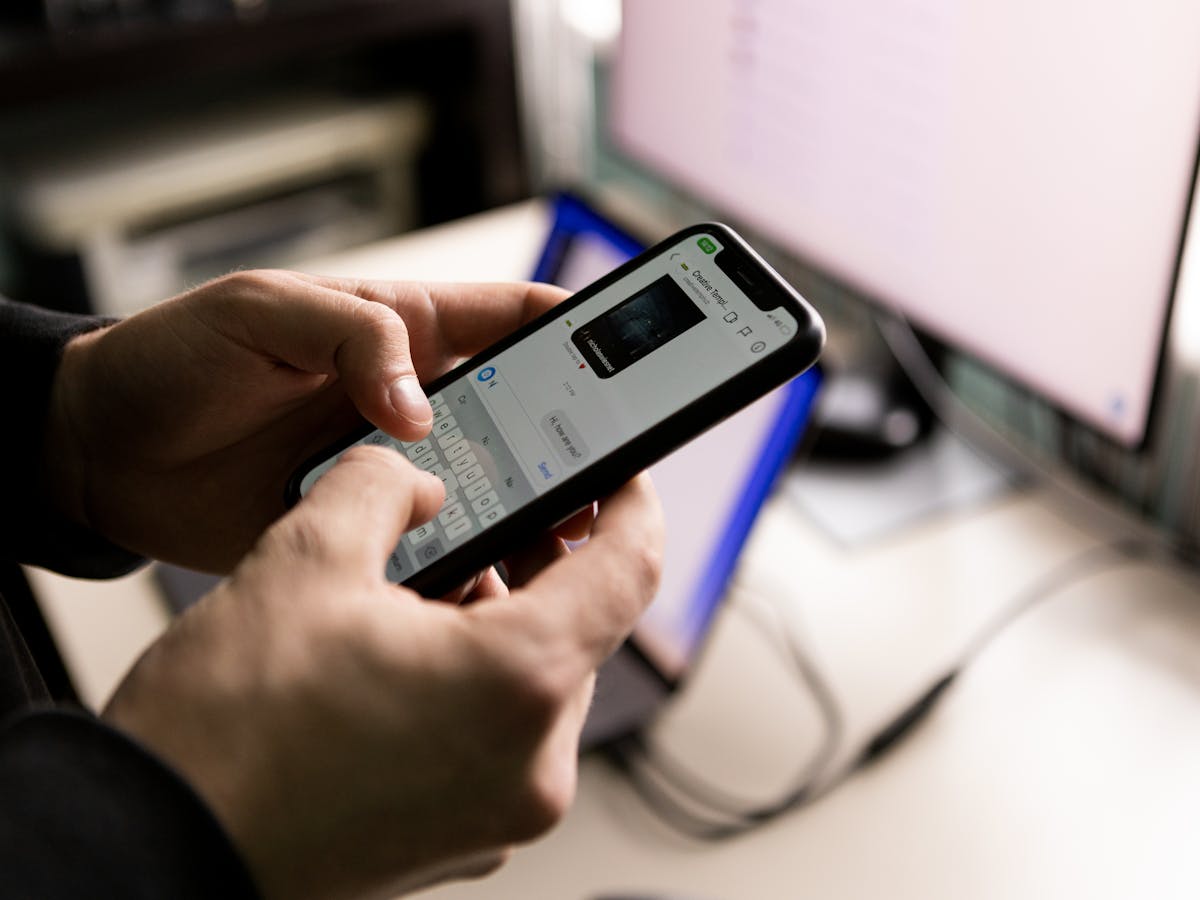 WhatsApp conversation showing a weekly calorie summary with daily totals and macro breakdown from the AI nutrition bot